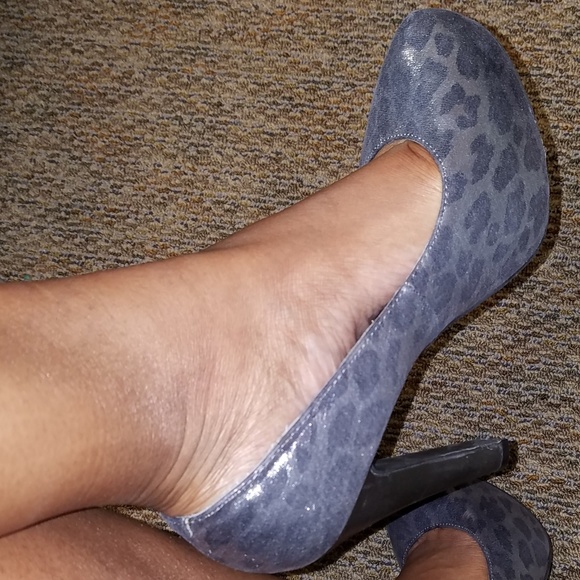 *SOLD* โณ Guess Cheetah Print Heels โณ - Picture 6 of 7